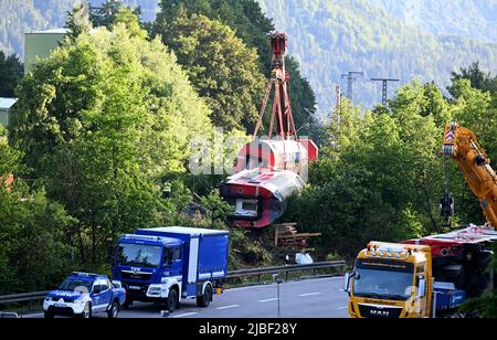 Garmisch Partenkirchen, Deutschland. 06.. Juni 2022. Ein Triebwagen hängt an einem Kran. Drei Tage nach dem Zugunfall in Garmisch-Partenkirchen gehen die Sanierungsarbeiten voran. Quelle: Angelika Warmuth/dpa/Alamy Live News Stockfoto