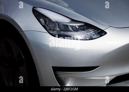 LED-Autoscheinwerfer in Nahaufnahme. Neue moderne Fahrzeugdetails Stockfoto