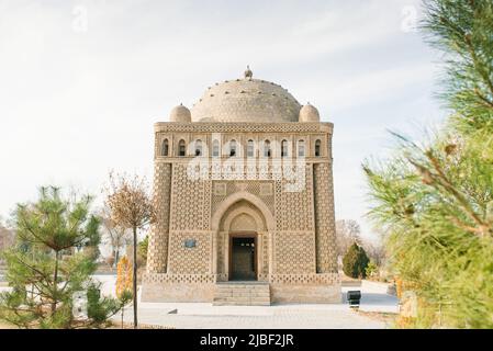 Buchara, Usbekistan. Dezember 2021. Mausoleum der Samaniden an einem sonnigen Tag im Winter Stockfoto