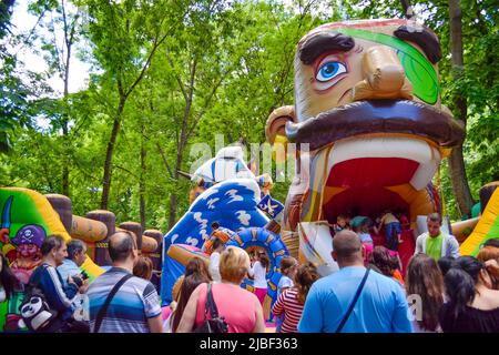 Vergnügungspark für Kinder mit Fahrgeschäften, Spielen, Aktivitäten und Snacks in einer spielplatzähnlichen Umgebung.Varna, Sea Garden, Bulgarien Stockfoto