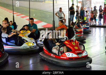 Vergnügungspark für Kinder mit Fahrgeschäften, Spielen, Aktivitäten und Snacks in einer spielplatzähnlichen Umgebung.Varna, Sea Garden, Bulgarien Stockfoto