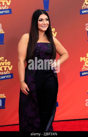 LOS ANGELES - JUN 2: Deena Cortese bei den MTV Movie and TV Awards: UNSCRIPTED at the Barker Hanger on June 2, 2022 in Santa Monica, CA Stockfoto