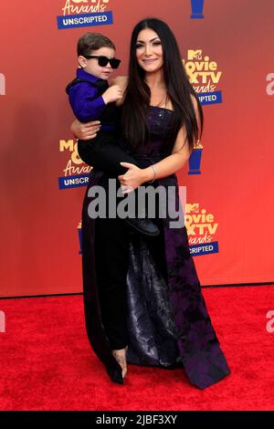 LOS ANGELES - JUN 2: Deena Cortese, Christopher Buckner bei den MTV Movie and TV Awards: UNSCRIPTED at the Barker Hanger on June 2, 2022 in Santa Monica, CA Stockfoto