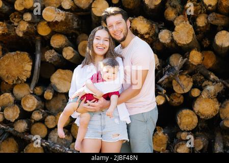 Vater, Mutter und Sohn haben Spaß an der frischen Luft. Eine glückliche Familie verbringt glückliche Momente ihres Lebens Stockfoto