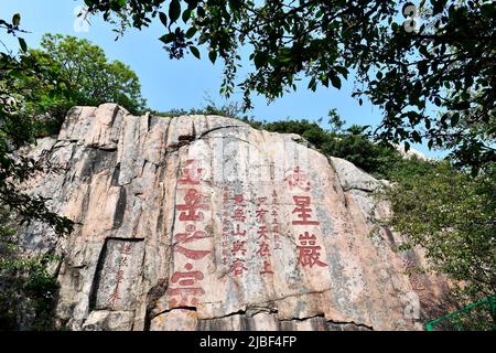 (220606) -- JINAN, 6. Juni 2022 (Xinhua) -- das Foto vom 24. Mai 2022 zeigt Steininschriften vom Berg Taishan in der ostchinesischen Provinz Shandong. Der Berg Taishan ist eine große und beeindruckende Felsmasse, die sich auf über 1.500 Meter erhebt und wo anmutige Brücken, Tore oder Pavillons mit Pinienwäldern oder felsigen Klippen kontrastieren. Er gilt als einer der schönsten Orte Chinas und als Symbol für alte chinesische Zivilisationen und Glaubensrichtungen. In der östlichen Provinz Shandong gelegen, beherbergt der Berg Taishan mehr als 18.000 alte und kostbare Bäume sowie über 300 Arten von Wildvögeln Stockfoto