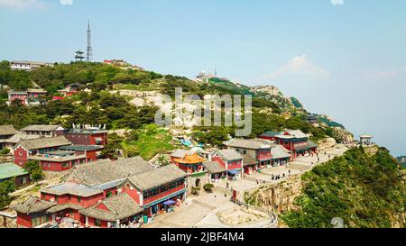 (220606) -- JINAN, 6. Juni 2022 (Xinhua) -- Luftfoto vom 24. Mai 2022 zeigt die Landschaft des Berges Taishan in der ostchinesischen Provinz Shandong. Der Berg Taishan ist eine große und beeindruckende Felsmasse, die sich auf über 1.500 Meter erhebt und wo anmutige Brücken, Tore oder Pavillons mit Pinienwäldern oder felsigen Klippen kontrastieren. Er gilt als einer der schönsten Orte Chinas und als Symbol für alte chinesische Zivilisationen und Glaubensrichtungen. In der östlichen Provinz Shandong gelegen, beherbergt der Berg Taishan mehr als 18.000 alte und kostbare Bäume sowie über 300 Arten von Wildvögeln. Stockfoto