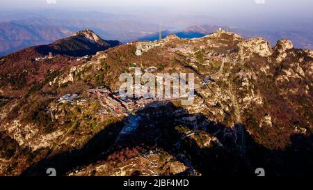 (220606) -- JINAN, 6. Juni 2022 (Xinhua) -- Luftfoto vom 3. November 2020 zeigt die Landschaft des Berges Taishan in der ostchinesischen Provinz Shandong. Der Berg Taishan ist eine große und beeindruckende Felsmasse, die sich auf über 1.500 Meter erhebt und wo anmutige Brücken, Tore oder Pavillons mit Pinienwäldern oder felsigen Klippen kontrastieren. Er gilt als einer der schönsten Orte Chinas und als Symbol für alte chinesische Zivilisationen und Glaubensrichtungen. In der östlichen Provinz Shandong gelegen, beherbergt der Berg Taishan mehr als 18.000 alte und kostbare Bäume sowie über 300 Arten von Wildvögeln. Stockfoto