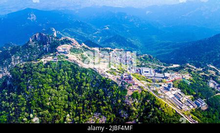 (220606) -- JINAN, 6. Juni 2022 (Xinhua) -- Luftfoto vom 24. Mai 2022 zeigt die Landschaft des Berges Taishan in der ostchinesischen Provinz Shandong. Der Berg Taishan ist eine große und beeindruckende Felsmasse, die sich auf über 1.500 Meter erhebt und wo anmutige Brücken, Tore oder Pavillons mit Pinienwäldern oder felsigen Klippen kontrastieren. Er gilt als einer der schönsten Orte Chinas und als Symbol für alte chinesische Zivilisationen und Glaubensrichtungen. In der östlichen Provinz Shandong gelegen, beherbergt der Berg Taishan mehr als 18.000 alte und kostbare Bäume sowie über 300 Arten von Wildvögeln. Stockfoto