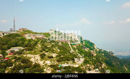 (220606) -- JINAN, 6. Juni 2022 (Xinhua) -- Luftfoto vom 24. Mai 2022 zeigt die Landschaft des Berges Taishan in der ostchinesischen Provinz Shandong. Der Berg Taishan ist eine große und beeindruckende Felsmasse, die sich auf über 1.500 Meter erhebt und wo anmutige Brücken, Tore oder Pavillons mit Pinienwäldern oder felsigen Klippen kontrastieren. Er gilt als einer der schönsten Orte Chinas und als Symbol für alte chinesische Zivilisationen und Glaubensrichtungen. In der östlichen Provinz Shandong gelegen, beherbergt der Berg Taishan mehr als 18.000 alte und kostbare Bäume sowie über 300 Arten von Wildvögeln. Stockfoto