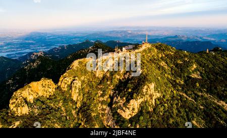 (220606) -- JINAN, 6. Juni 2022 (Xinhua) -- Luftfoto vom 26. Mai 2022 zeigt die Landschaft des Berges Taishan in der ostchinesischen Provinz Shandong. Der Berg Taishan ist eine große und beeindruckende Felsmasse, die sich auf über 1.500 Meter erhebt und wo anmutige Brücken, Tore oder Pavillons mit Pinienwäldern oder felsigen Klippen kontrastieren. Er gilt als einer der schönsten Orte Chinas und als Symbol für alte chinesische Zivilisationen und Glaubensrichtungen. In der östlichen Provinz Shandong gelegen, beherbergt der Berg Taishan mehr als 18.000 alte und kostbare Bäume sowie über 300 Arten von Wildvögeln. Stockfoto