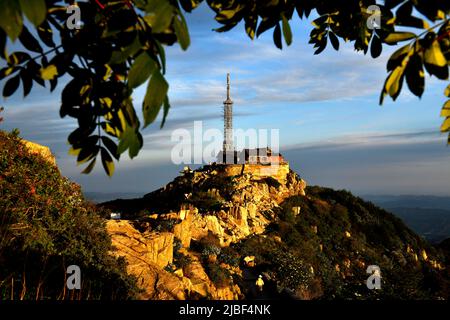 (220606) -- JINAN, 6. Juni 2022 (Xinhua) -- Luftfoto vom 26. Mai 2022 zeigt die Landschaft des Berges Taishan in der ostchinesischen Provinz Shandong. Der Berg Taishan ist eine große und beeindruckende Felsmasse, die sich auf über 1.500 Meter erhebt und wo anmutige Brücken, Tore oder Pavillons mit Pinienwäldern oder felsigen Klippen kontrastieren. Er gilt als einer der schönsten Orte Chinas und als Symbol für alte chinesische Zivilisationen und Glaubensrichtungen. In der östlichen Provinz Shandong gelegen, beherbergt der Berg Taishan mehr als 18.000 alte und kostbare Bäume sowie über 300 Arten von Wildvögeln. Stockfoto