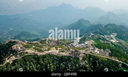 (220606) -- JINAN, 6. Juni 2022 (Xinhua) -- Luftfoto vom 24. Mai 2022 zeigt die Landschaft des Berges Taishan in der ostchinesischen Provinz Shandong. Der Berg Taishan ist eine große und beeindruckende Felsmasse, die sich auf über 1.500 Meter erhebt und wo anmutige Brücken, Tore oder Pavillons mit Pinienwäldern oder felsigen Klippen kontrastieren. Er gilt als einer der schönsten Orte Chinas und als Symbol für alte chinesische Zivilisationen und Glaubensrichtungen. In der östlichen Provinz Shandong gelegen, beherbergt der Berg Taishan mehr als 18.000 alte und kostbare Bäume sowie über 300 Arten von Wildvögeln. Stockfoto