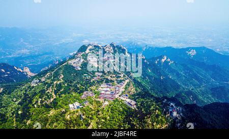 (220606) -- JINAN, 6. Juni 2022 (Xinhua) -- Luftfoto vom 24. Mai 2022 zeigt die Landschaft des Berges Taishan in der ostchinesischen Provinz Shandong. Der Berg Taishan ist eine große und beeindruckende Felsmasse, die sich auf über 1.500 Meter erhebt und wo anmutige Brücken, Tore oder Pavillons mit Pinienwäldern oder felsigen Klippen kontrastieren. Er gilt als einer der schönsten Orte Chinas und als Symbol für alte chinesische Zivilisationen und Glaubensrichtungen. In der östlichen Provinz Shandong gelegen, beherbergt der Berg Taishan mehr als 18.000 alte und kostbare Bäume sowie über 300 Arten von Wildvögeln. Stockfoto