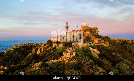 (220606) -- JINAN, 6. Juni 2022 (Xinhua) -- Luftfoto vom 26. Mai 2022 zeigt Touristen, die den Sonnenaufgang auf dem Berg Taishan in der ostchinesischen Provinz Shandong beobachten. Der Berg Taishan ist eine große und beeindruckende Felsmasse, die sich auf über 1.500 Meter erhebt und wo anmutige Brücken, Tore oder Pavillons mit Pinienwäldern oder felsigen Klippen kontrastieren. Er gilt als einer der schönsten Orte Chinas und als Symbol für alte chinesische Zivilisationen und Glaubensrichtungen. Der Berg Taishan liegt in der östlichen Provinz Shandong und beherbergt mehr als 18.000 alte und wertvolle Bäume sowie über 300 Arten Stockfoto