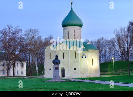 Die Verklärung Kathedrale in Pereslavl-Zalessky. Die alte christliche Kirche, die russische Architektur des XII Jahrhunderts, das Denkmal mit dem Denkmal Stockfoto