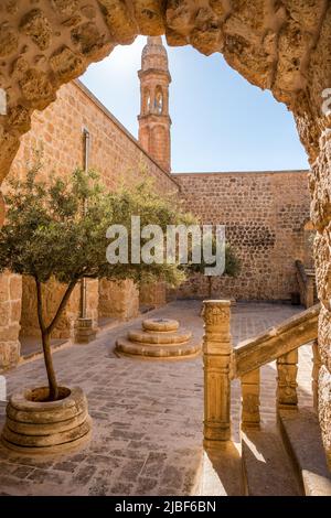 Innenhof des Klosters Mor Hananyo in Mardin, Osttürkei Stockfoto