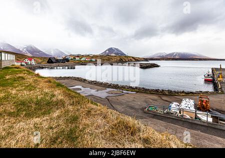 Hofsós ist ein kleines Dorf an der Ostküste von Skagafjörður. Das Dorf ist einer der ältesten Handelsposten des Landes und die Bevölkerung ist etwa 170. Von hier aus verließen zwischen 1850 und 1914 20.000 Menschen Island, um in Nordamerika ein neues Leben zu führen Stockfoto