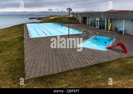 Das Schwimmbad Hofsós Sundlaug ist in Island für seine wunderschöne Lage bekannt Stockfoto