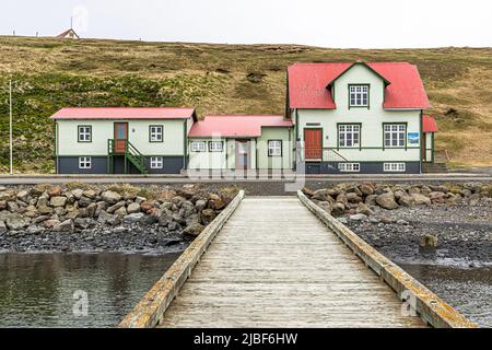 Hofsós ist ein kleines Dorf an der Ostküste von Skagafjörður. Das Dorf ist einer der ältesten Handelsposten des Landes und die Bevölkerung ist etwa 170. Von hier aus verließen zwischen 1850 und 1914 20.000 Menschen Island, um in Nordamerika ein neues Leben zu führen Stockfoto