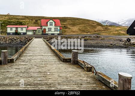 Hofsós ist ein kleines Dorf an der Ostküste von Skagafjörður. Das Dorf ist einer der ältesten Handelsposten des Landes und die Bevölkerung ist etwa 170. Von hier aus verließen zwischen 1850 und 1914 20.000 Menschen Island, um in Nordamerika ein neues Leben zu führen Stockfoto