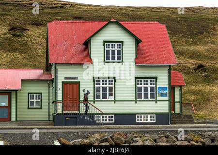 Hofsós ist ein kleines Dorf an der Ostküste von Skagafjörður. Das Dorf ist einer der ältesten Handelsposten des Landes und die Bevölkerung ist etwa 170. Von hier aus verließen zwischen 1850 und 1914 20.000 Menschen Island, um in Nordamerika ein neues Leben zu führen Stockfoto