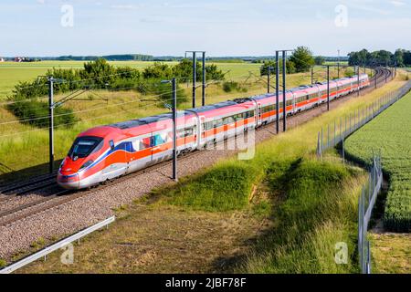 Ein Frecciarossa (ETR 1000) Hochgeschwindigkeitszug des italienischen Eisenbahnunternehmens Trenitalia fährt auf dem LGV Sud-Est auf dem Land von Lyon nach Paris. Stockfoto