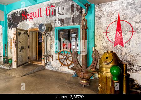 Segull 67 ist eine kleine, familiengeführte Handwerksbrauerei im Fischerdorf Siglufjörður, Island. Segull bedeutet Magnet auf Isländisch und die Magnetnadel (magnetische Nut) des Kompasses ist Teil des Logos Stockfoto