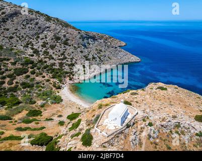 Luftaufnahme des kleinen Strandes von Armeas neben Galissas, Insel Syros Stockfoto