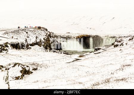 Verschneite Goðafoss Wasserfall in Island Stockfoto