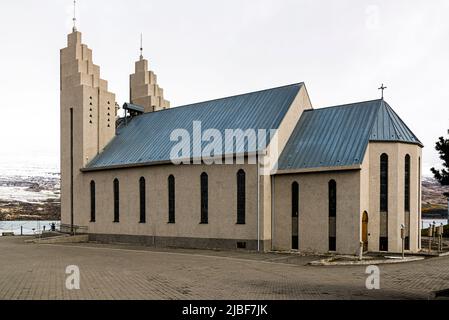 Akureyrarkirkja ist eine stattliche lutherische Kirche auf einem Hügel in Akureyri, Island Stockfoto