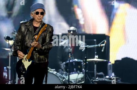 München, Deutschland. 05.. Juni 2022. Gitarrist Keith Richards von der britischen Band 'The Rolling Stones' ist während eines Konzerts im Rahmen ihrer 'Sixty' Europatournee im Olympiastadion auf der Bühne. In Deutschland spielen die Stones während der Tournee zwei Konzerte. Quelle: Sven Hoppe/dpa/Alamy Live News Stockfoto