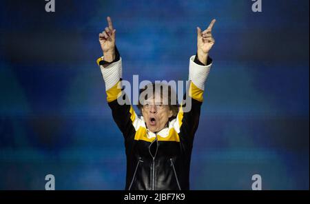 München, Deutschland. 05.. Juni 2022. Sänger Mick Jagger von der britischen Band 'The Rolling Stones' tritt während eines Konzerts im Rahmen ihrer 'Sixty' Europatour auf der Bühne des Olympiastadions auf. In Deutschland spielen die Stones während der Tournee zwei Konzerte. Quelle: Sven Hoppe/dpa/Alamy Live News Stockfoto