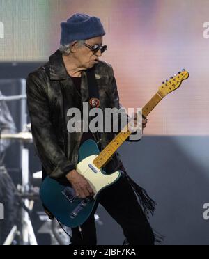 München, Deutschland. 05.. Juni 2022. Gitarrist Keith Richards von der britischen Band 'The Rolling Stones' ist während eines Konzerts im Rahmen ihrer 'Sixty' Europatournee im Olympiastadion auf der Bühne. In Deutschland spielen die Stones während der Tournee zwei Konzerte. Quelle: Sven Hoppe/dpa/Alamy Live News Stockfoto