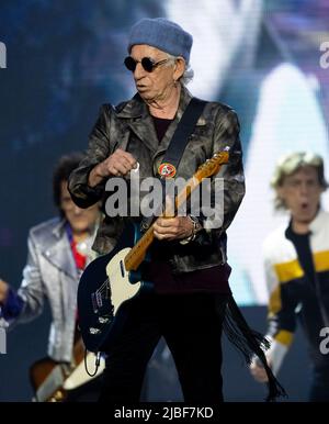 München, Deutschland. 05.. Juni 2022. Gitarrist Keith Richards von der britischen Band 'The Rolling Stones' ist während eines Konzerts im Rahmen ihrer 'Sixty' Europatournee im Olympiastadion auf der Bühne. In Deutschland spielen die Stones während der Tournee zwei Konzerte. Quelle: Sven Hoppe/dpa/Alamy Live News Stockfoto
