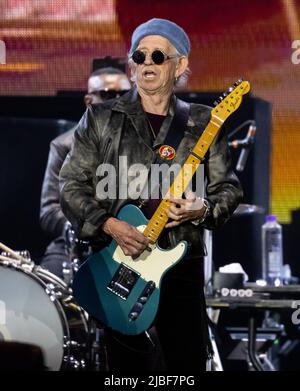 München, Deutschland. 05.. Juni 2022. Gitarrist Keith Richards von der britischen Band 'The Rolling Stones' ist während eines Konzerts im Rahmen ihrer 'Sixty' Europatournee im Olympiastadion auf der Bühne. In Deutschland spielen die Stones während der Tournee zwei Konzerte. Quelle: Sven Hoppe/dpa/Alamy Live News Stockfoto