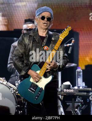 München, Deutschland. 05.. Juni 2022. Gitarrist Keith Richards von der britischen Band 'The Rolling Stones' ist während eines Konzerts im Rahmen ihrer 'Sixty' Europatournee im Olympiastadion auf der Bühne. In Deutschland spielen die Stones während der Tournee zwei Konzerte. Quelle: Sven Hoppe/dpa/Alamy Live News Stockfoto
