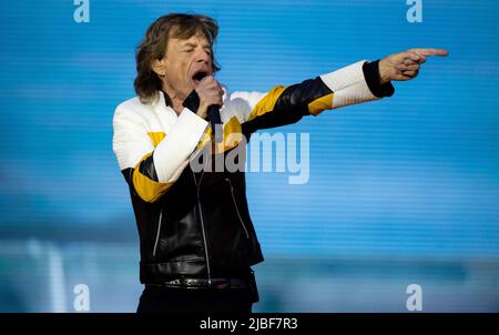 München, Deutschland. 05.. Juni 2022. Sänger Mick Jagger von der britischen Band 'The Rolling Stones' tritt während eines Konzerts im Rahmen ihrer 'Sixty' Europatour auf der Bühne des Olympiastadions auf. In Deutschland spielen die Stones während der Tournee zwei Konzerte. Quelle: Sven Hoppe/dpa/Alamy Live News Stockfoto