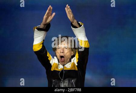 München, Deutschland. 05.. Juni 2022. Sänger Mick Jagger von der britischen Band 'The Rolling Stones' tritt während eines Konzerts im Rahmen ihrer 'Sixty' Europatour auf der Bühne des Olympiastadions auf. In Deutschland spielen die Stones während der Tournee zwei Konzerte. Quelle: Sven Hoppe/dpa/Alamy Live News Stockfoto