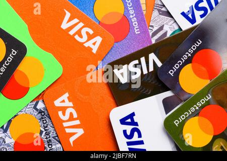 Krakau, Polen - April 27 2022: Nahaufnahme von Visa und MasterCard Kreditkarten aus Kunststoff von oben Stockfoto