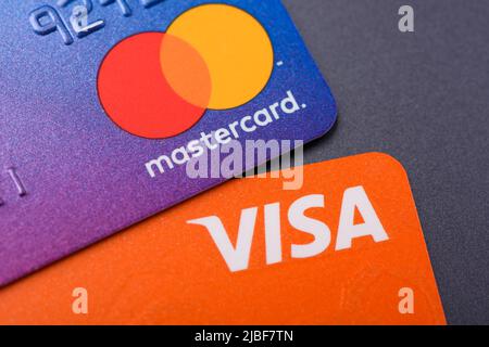 Krakau, Polen - April 29 2022: Visa und MasterCard Kreditkarten Stockfoto