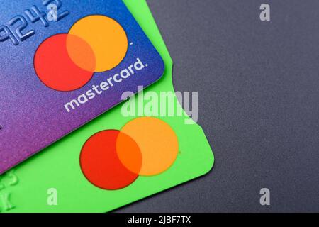 Krakau, Polen - 29 2022. April: Nahaufnahme von zwei MasterCard-Kreditkarten Stockfoto