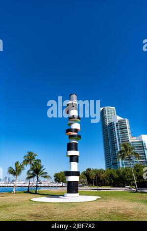 Leuchtturmskulptur im South Pointe Park Pier und Wolkenkratzer am blauen Himmel in South Beach, USA Stockfoto