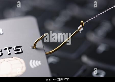 Kreditkarte auf Angelhaken, Phishing-Betrug-Konzept Stockfoto