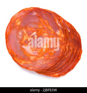 Spanische Chorizo-Salami-Wurstscheiben, mit Schweinefleisch und Paprika, isoliert auf weißem Hintergrund Draufsicht flaches Lay Stockfoto