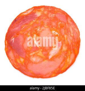 Eine spanische Chorizo-Salami-Wurstscheibe, mit Schweinefleisch und Paprika, isoliert auf weißem Hintergrund, Ansicht von oben, flaches Lay Stockfoto