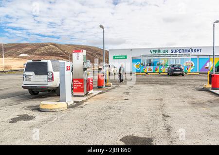 Im dünn besiedelten Island verfügen fast alle Tankstellen über Selbstbedienungsautomaten. Bei einigen gibt es einen kleinen Laden (Krambúðin) Stockfoto