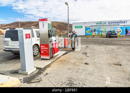 Im dünn besiedelten Island verfügen fast alle Tankstellen über Selbstbedienungsautomaten. Bei einigen gibt es einen kleinen Laden (Krambúðin) Stockfoto