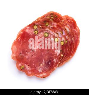 Getrocknete geräucherte Salami-Wurstscheiben stapeln mit Pfeffer isoliert auf weißem Hintergrund Draufsicht Stockfoto