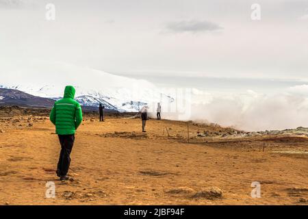 Hverir in Island ist ein geothermischer Ort, der für seine sprudelnden Schlammpools und dampfenden Fumarolen bekannt ist, die Schwefelgas abgeben Stockfoto