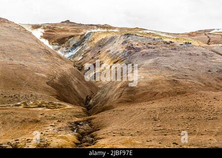 Hverir in Island ist ein geothermischer Ort, der für seine sprudelnden Schlammpools und dampfenden Fumarolen bekannt ist, die Schwefelgas abgeben Stockfoto